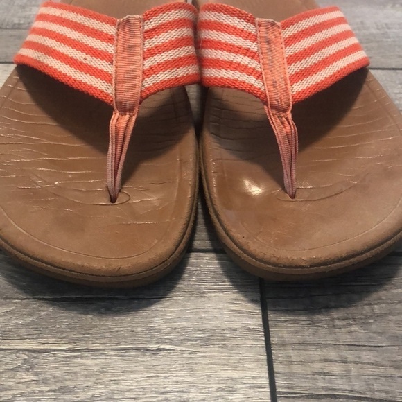 Fitflop unisex in a orange and cream striped color with a heel & wobble board - Picture 3 of 12